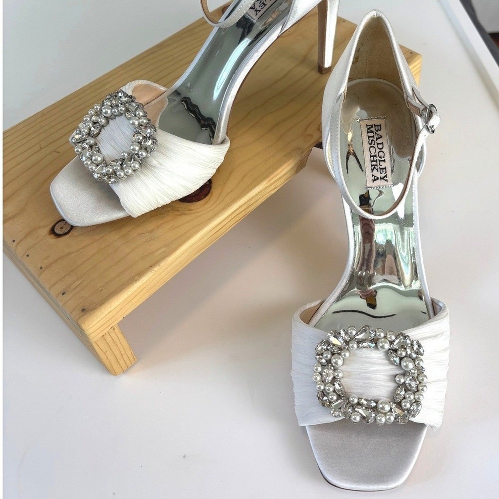 Badgley Mischka Ivory Satin Crystal Pearl Embellished Bridal Heels Size 10